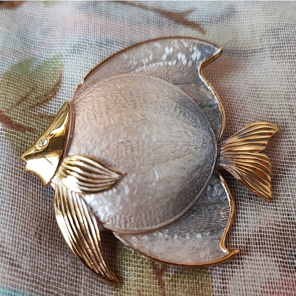 Frosted Matte White Enameled Unsigned Boucher? Vintage Brooch Blazer Pin Unisex - Picture 11 of 11